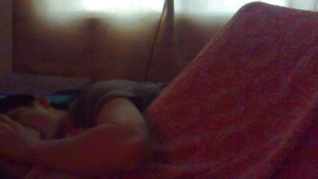 Big boobed cô gái phim sexxx video tóc vàng tước và trêu chọc trên một giường