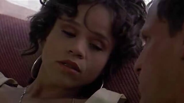 Busty Victoria Valentino yêu đến cảm thấy Hãy nhỏ phlm xx giọt trên ngực của cô ấy