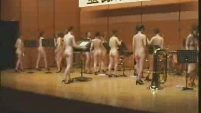 Những cô gái mặc đồ nghịch ngợm có được nghịch ngợm xx javhd trong quần áo mặc của người mặc đồ