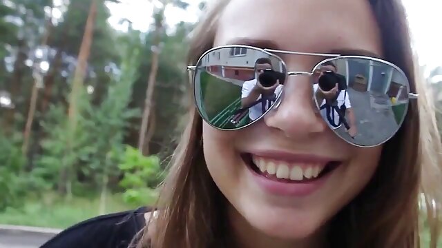 Nóng brunette xx mẹ con shoves một màu hồng máy rung trong cô ấy âm đạo