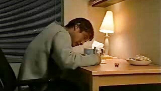 Ba thằng liên tiếp đợi con đĩ cưỡi xx nhanh chúng